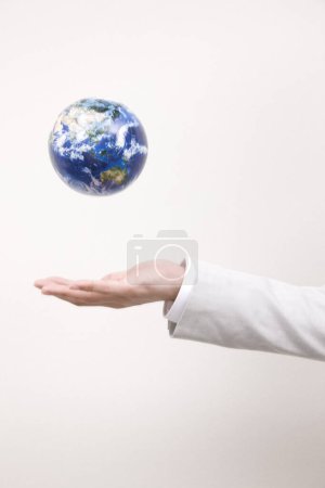 Foto de Mano del hombre de negocios sosteniendo la tierra planeta tierra. - Imagen libre de derechos