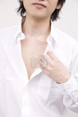 Téléchargez les photos : Jeune homme asiatique en chemise blanche - en image libre de droit