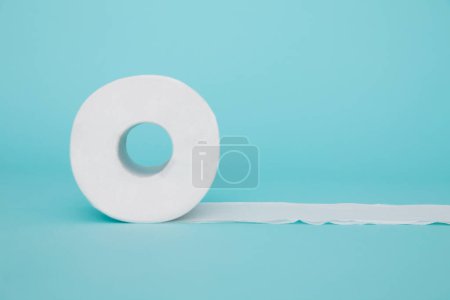 Foto de Rollo de papel blanco, rollo de papel higiénico sobre un fondo claro. - Imagen libre de derechos