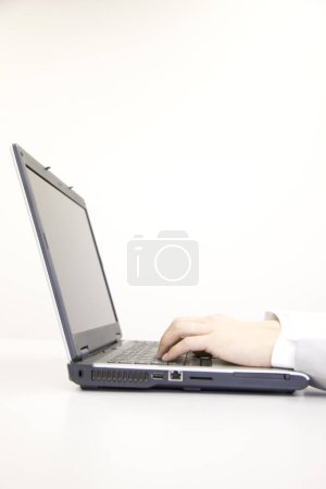 Téléchargez les photos : Jeune homme travaillant sur ordinateur portable. - en image libre de droit