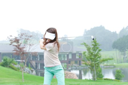 Téléchargez les photos : Jeune fille asiatique jouer au golf - en image libre de droit