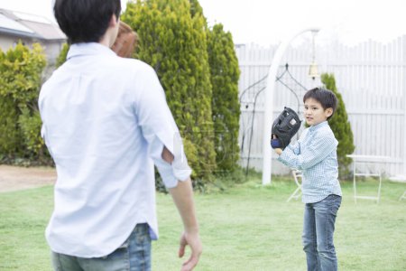 Téléchargez les photos : Père et fils jouant au baseball - en image libre de droit