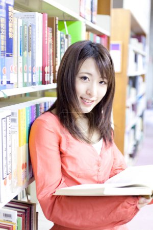 Téléchargez les photos : Jeune femme lecture livre à l'université - en image libre de droit