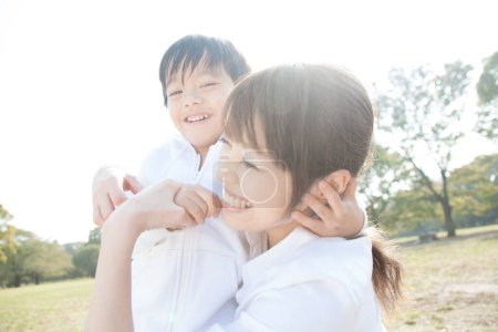 Foto de Primer plano al aire libre retrato de asiático madre e hijo divertirse juntos - Imagen libre de derechos