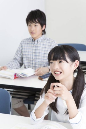 Téléchargez les photos : Portrait de Japonais fille et garçon étudiant à l'école - en image libre de droit