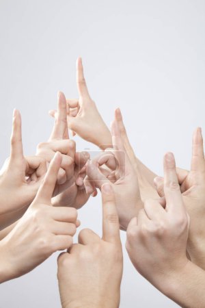 Téléchargez les photos : Mains pontant avec les doigts vers le haut sur fond blanc - en image libre de droit