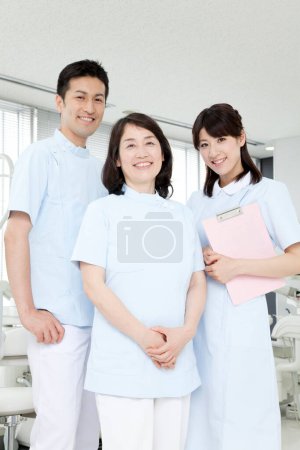 Téléchargez les photos : Portrait de médecins asiatiques en clinique - en image libre de droit