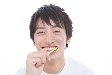 Foto de Joven asiático hombre cepillado dientes - Imagen libre de derechos