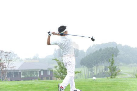 Téléchargez les photos : Homme jouant au golf sur le terrain - en image libre de droit