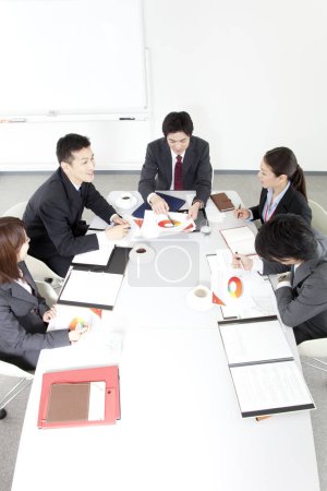 Foto de Grupo de jóvenes japoneses equipo de negocios discutiendo proyecto. concepto de trabajo en equipo - Imagen libre de derechos