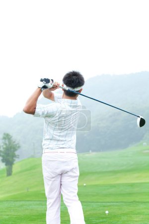 Téléchargez les photos : Homme jouant au golf, golfeur avec club de golf - en image libre de droit