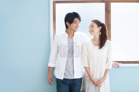 Téléchargez les photos : Jeune asiatique couple posant à la maison - en image libre de droit