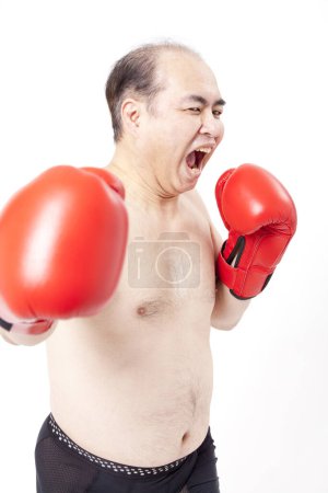 Téléchargez les photos : Homme japonais torse nu avec des gants de boxe sur fond blanc - en image libre de droit