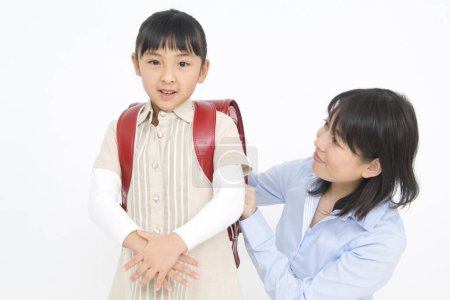 Téléchargez les photos : Portrait studio de mignonne écolière japonaise avec mère - en image libre de droit