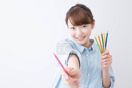 Téléchargez les photos : Belle femme japonaise avec crayons en studio - en image libre de droit