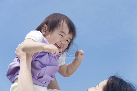 Téléchargez les photos : Heureux japonais mère et enfant passer du temps ensemble pendant jour ensoleillé - en image libre de droit