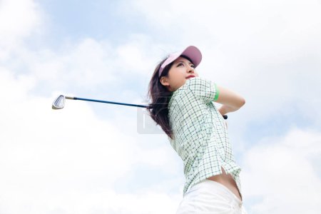 Téléchargez les photos : Asiatique femme jouer le golf - en image libre de droit