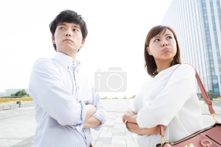 Téléchargez les photos : Portrait de asiatique jeune offensé couple à l'extérieur - en image libre de droit