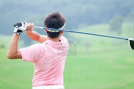 Téléchargez les photos : Portrait de jeune joueur de golf japonais sur le terrain - en image libre de droit