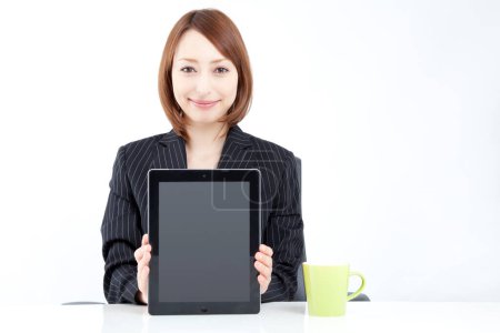 Téléchargez les photos : Jeune femme d'affaires avec une tablette - en image libre de droit
