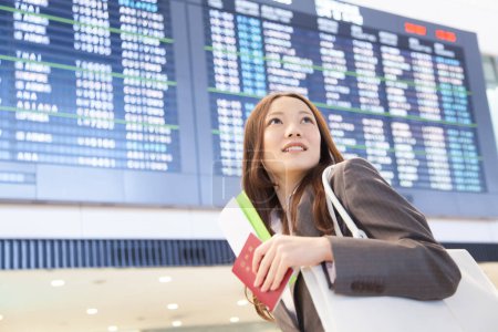 Foto de Mujer de negocios en la terminal del aeropuerto con billete y pasaporte - Imagen libre de derechos
