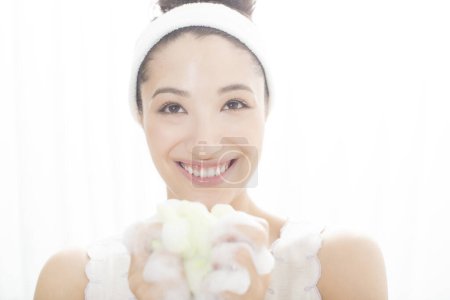 Téléchargez les photos : Japonais femme nettoyage visage, gros plan portrait de jeune dame lavage son visage - en image libre de droit