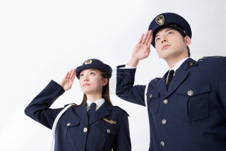 Téléchargez les photos : Portrait studio de policiers japonais en uniforme - en image libre de droit