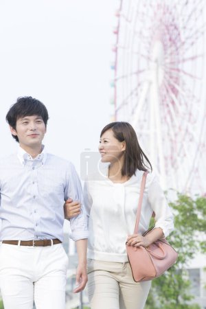 Téléchargez les photos : Jeune couple asiatique dans le parc - en image libre de droit