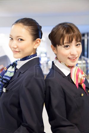 Foto de Dos hermosas azafatas japonesas en el aeropuerto - Imagen libre de derechos