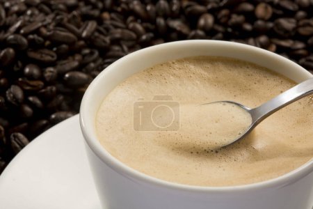 Téléchargez les photos : Une tasse de café avec une cuillère dedans - en image libre de droit