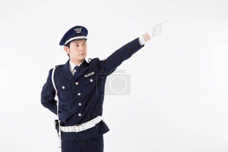 Foto de Retrato de estudio del oficial de policía japonés en uniforme señalando - Imagen libre de derechos