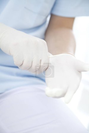 Téléchargez les photos : Médecin en gants blancs à la clinique - en image libre de droit