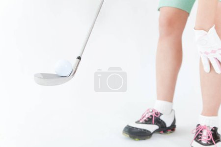 Téléchargez les photos : Vue de la section basse du joueur de golf avec club de golf et balle - en image libre de droit