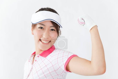 Téléchargez les photos : Belle joueuse de golf japonaise avec visière blanche - en image libre de droit