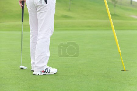 Téléchargez les photos : Joueur de golf sur herbe verte - en image libre de droit