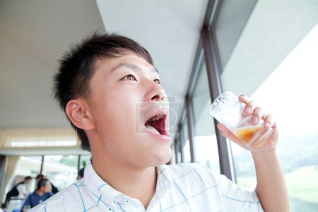Téléchargez les photos : Portrait de jeune beau asiatique homme boire bière - en image libre de droit