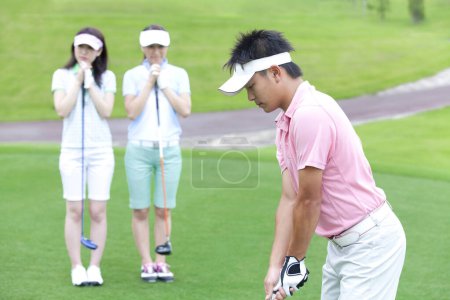 Téléchargez les photos : Jeunes Japonais sur le terrain de golf - en image libre de droit