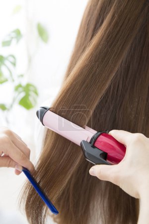Foto de Mujer en salón de belleza haciendo peinado de pelo - Imagen libre de derechos