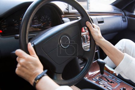 Téléchargez les photos : Femme conduisant une voiture, mains sur la roue - en image libre de droit