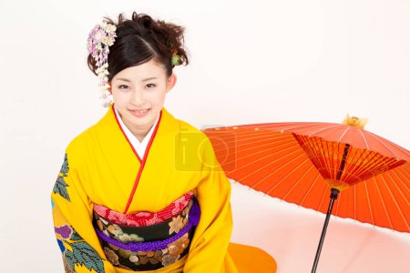 Téléchargez les photos : Jeune asiatique femme en kimono avec parapluie, studio shot - en image libre de droit