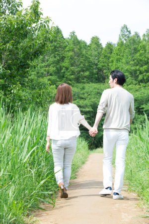 Téléchargez les photos : Couple marchant dans le parc - en image libre de droit