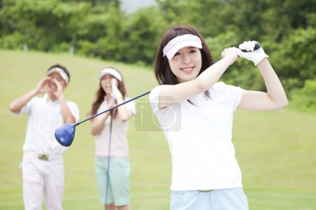 Téléchargez les photos : Jeunes Japonais sur le terrain de golf - en image libre de droit
