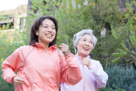 Téléchargez les photos : Asiatique les femmes courir dans l 'parc - en image libre de droit