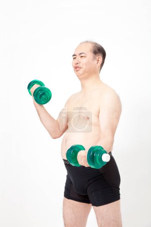 Téléchargez les photos : L'homme asiatique faisant des exercices de sport sur le fond blanc. - en image libre de droit