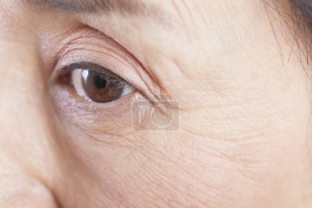 Foto de Primer plano de ojo de mujer japonesa senior - Imagen libre de derechos