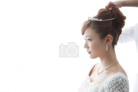 Foto de Novia preparándose en el día de la boda en la peluquería - Imagen libre de derechos