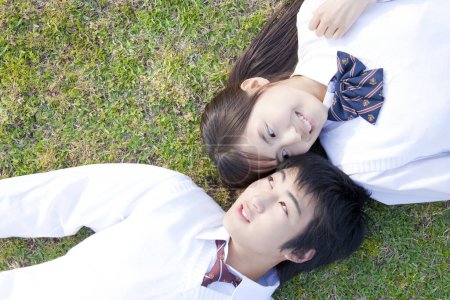 Téléchargez les photos : Les jeunes écoliers japonais amoureux - en image libre de droit