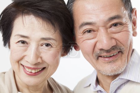 Téléchargez les photos : Couple âgé souriant à la caméra - en image libre de droit