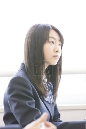 Foto de Hermosa japonesa colegiala estudiar en la escuela - Imagen libre de derechos