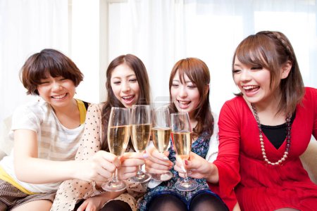 Foto de Amigos felices celebrando con champán - Imagen libre de derechos
